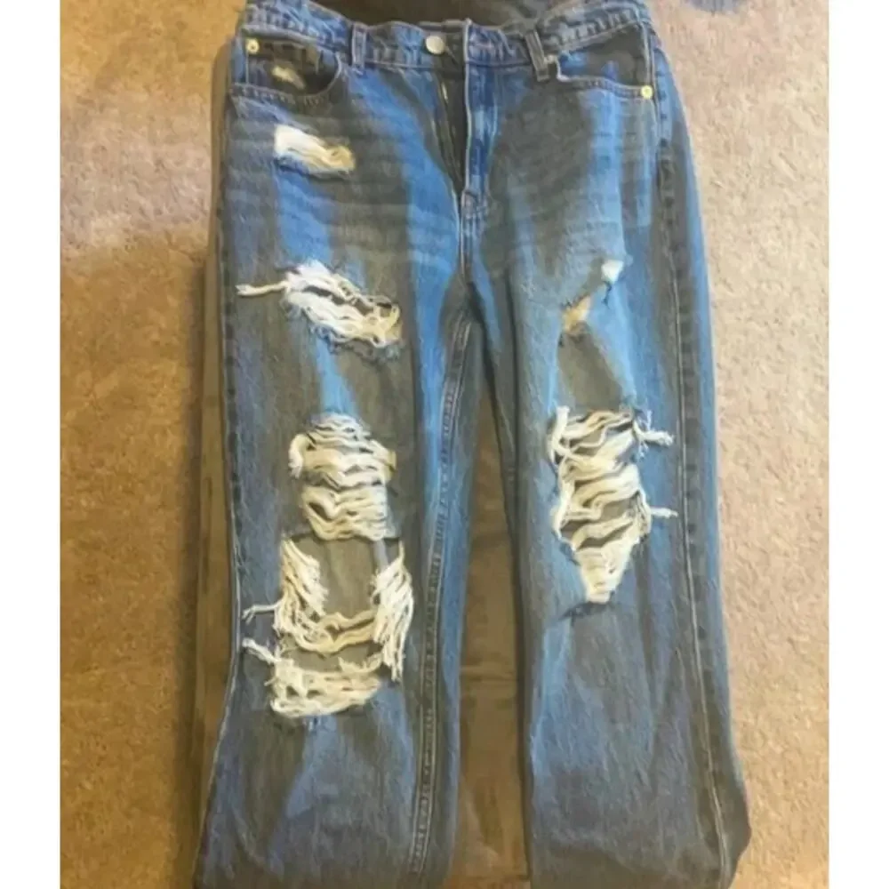 *Aeropostale High Rise Ripped Mom Jean - Size 2 - Picture 3 of 3